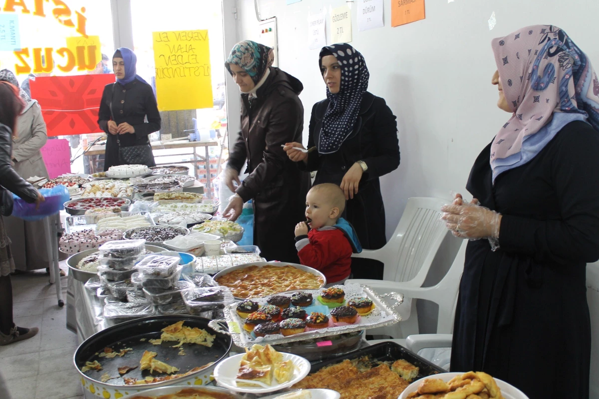 Akdağmadeni\'nde Öğrenciler Yarına Kermes