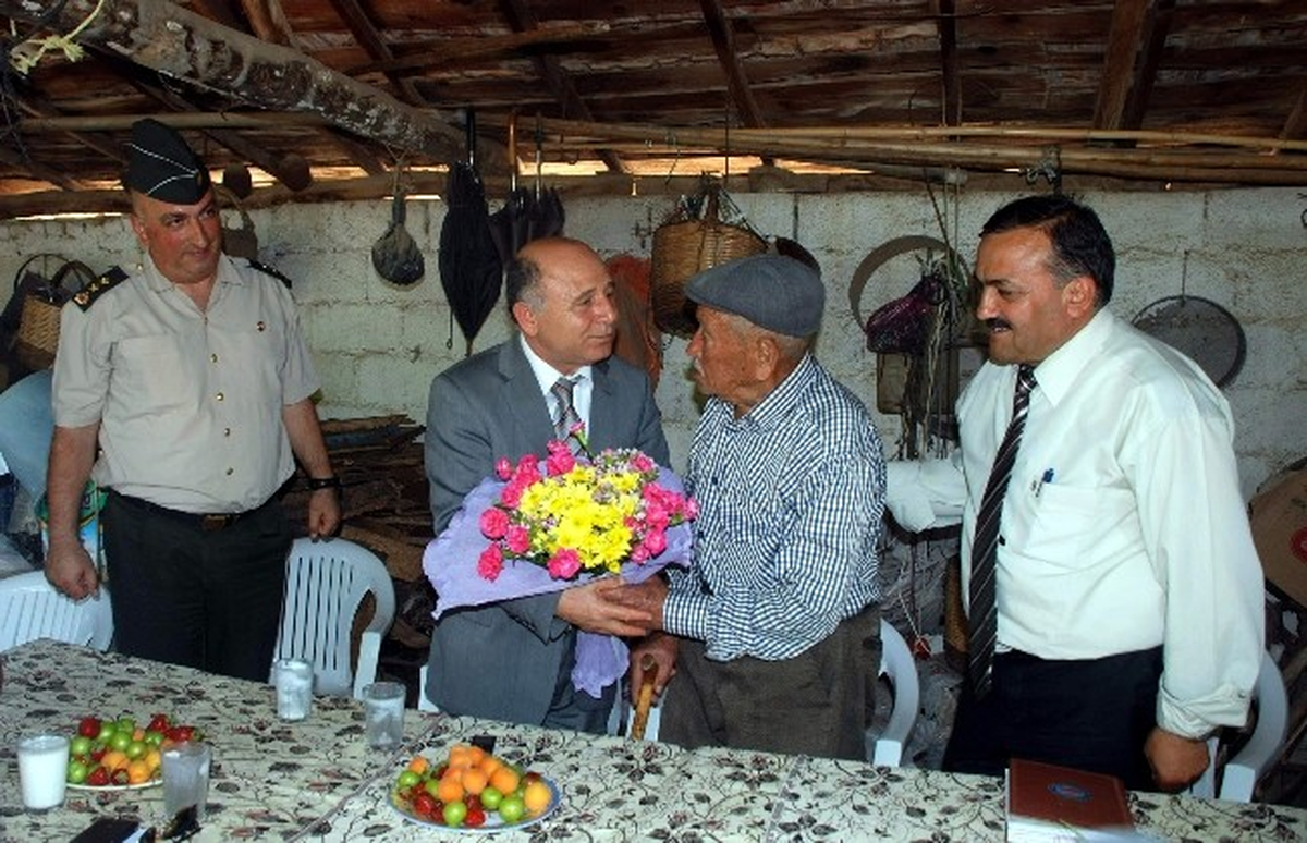 Aydın\'ın Yaşlı Çınarı 91\'lik İzzet Amca Evinde Ziyaret Edildi