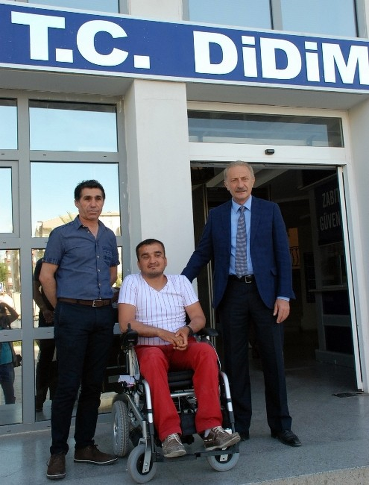 Başkan Atabay\'a Gelen Çiçekler Engelli Erdal\'ı Sevindirdi