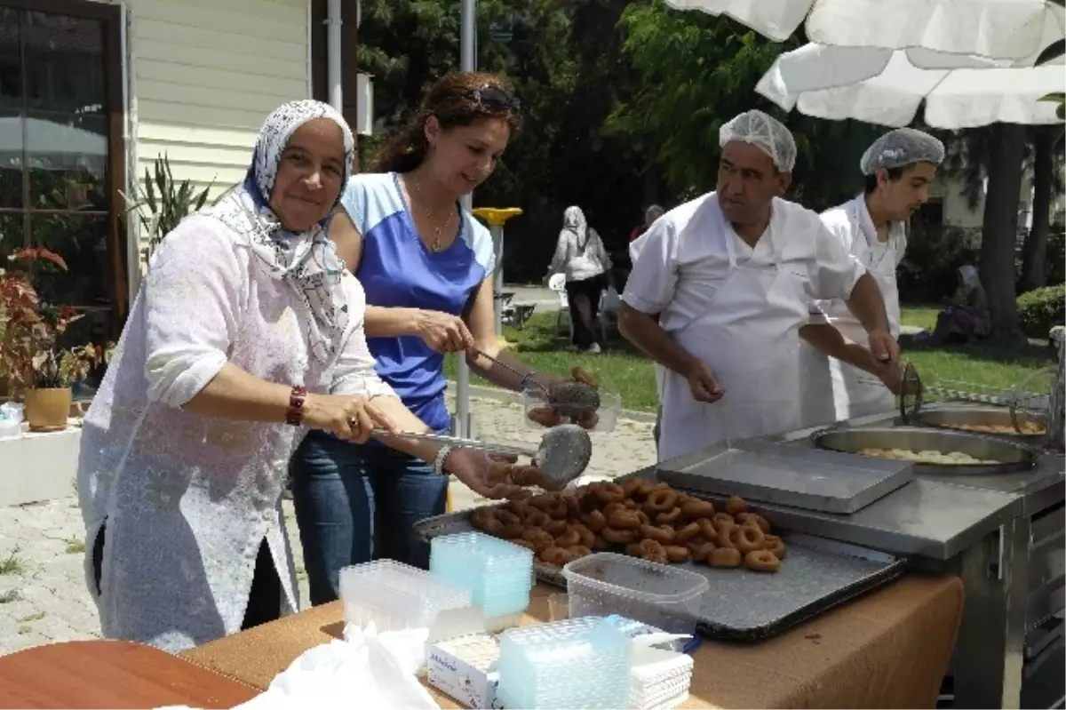 Bayan Muhtar Seçmenine Lokmalı Dağıtarak Teşekkür Etti