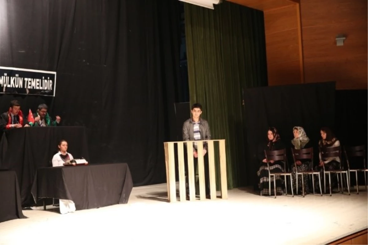 Bayburt Üniversitesi Öğrencileri Tarafından "Reis Bey" Tiyatro Oyunu Sergilendi