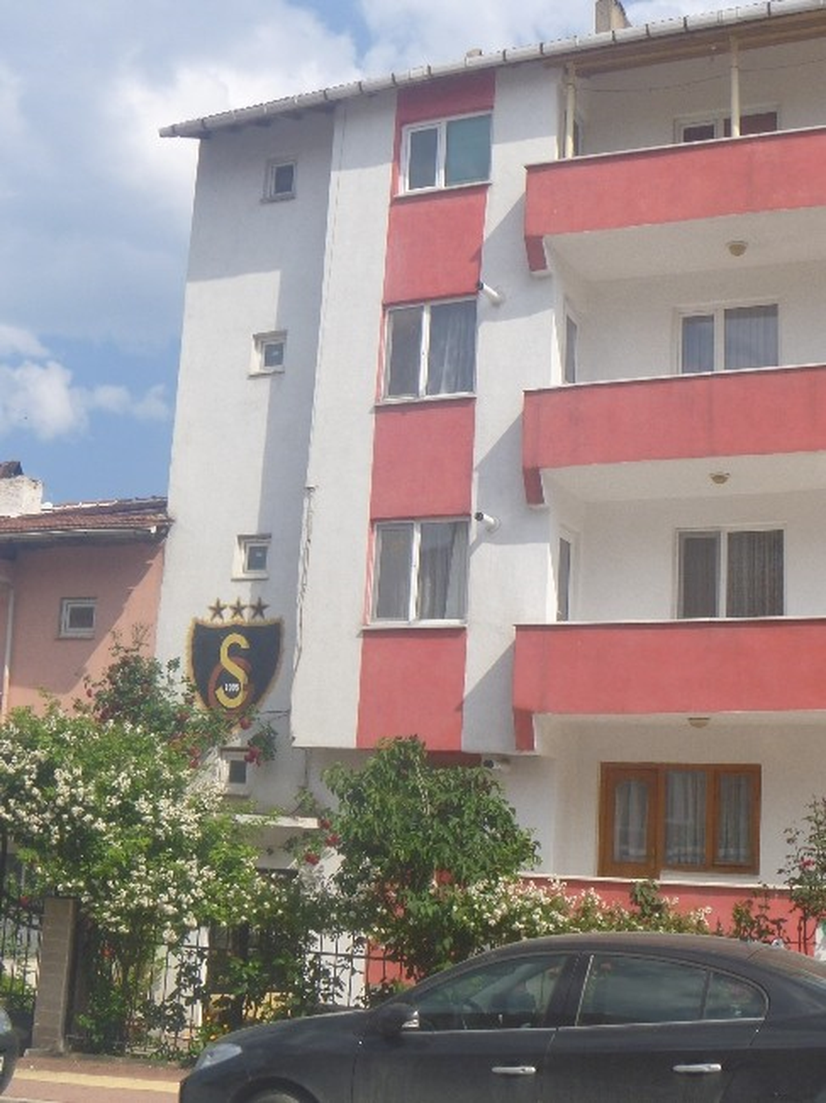 Bilecikli Fanatik Taraftarlar Evlerini Takımlarının Renk ve Amblemleri ile Süslüyor