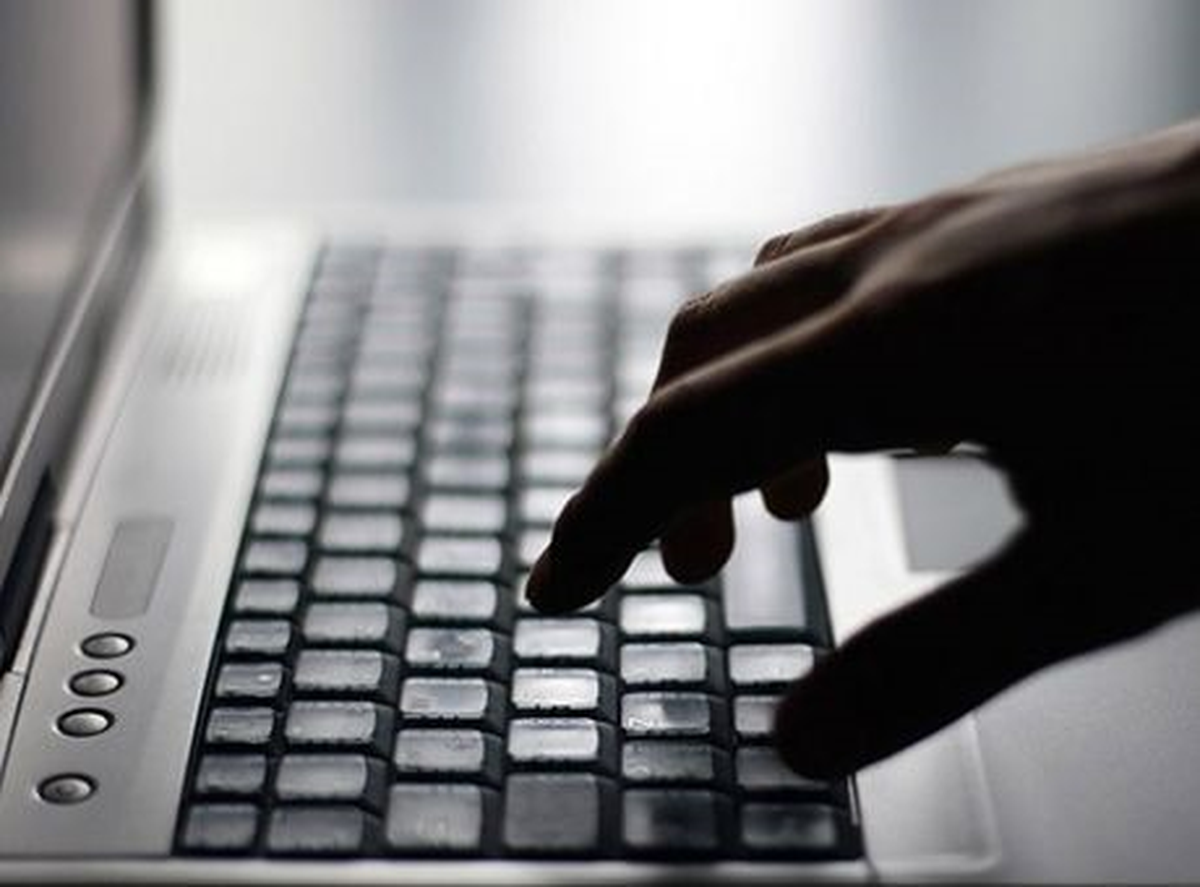 Bilgisayarına Virüs Gönderen Hackerları Polise Şikayet Etti