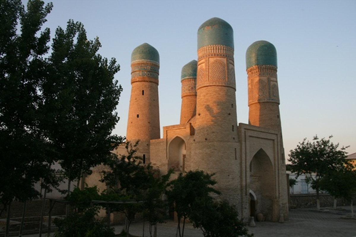 Buhara\'nın Sembolü Medrese: Çar Minar