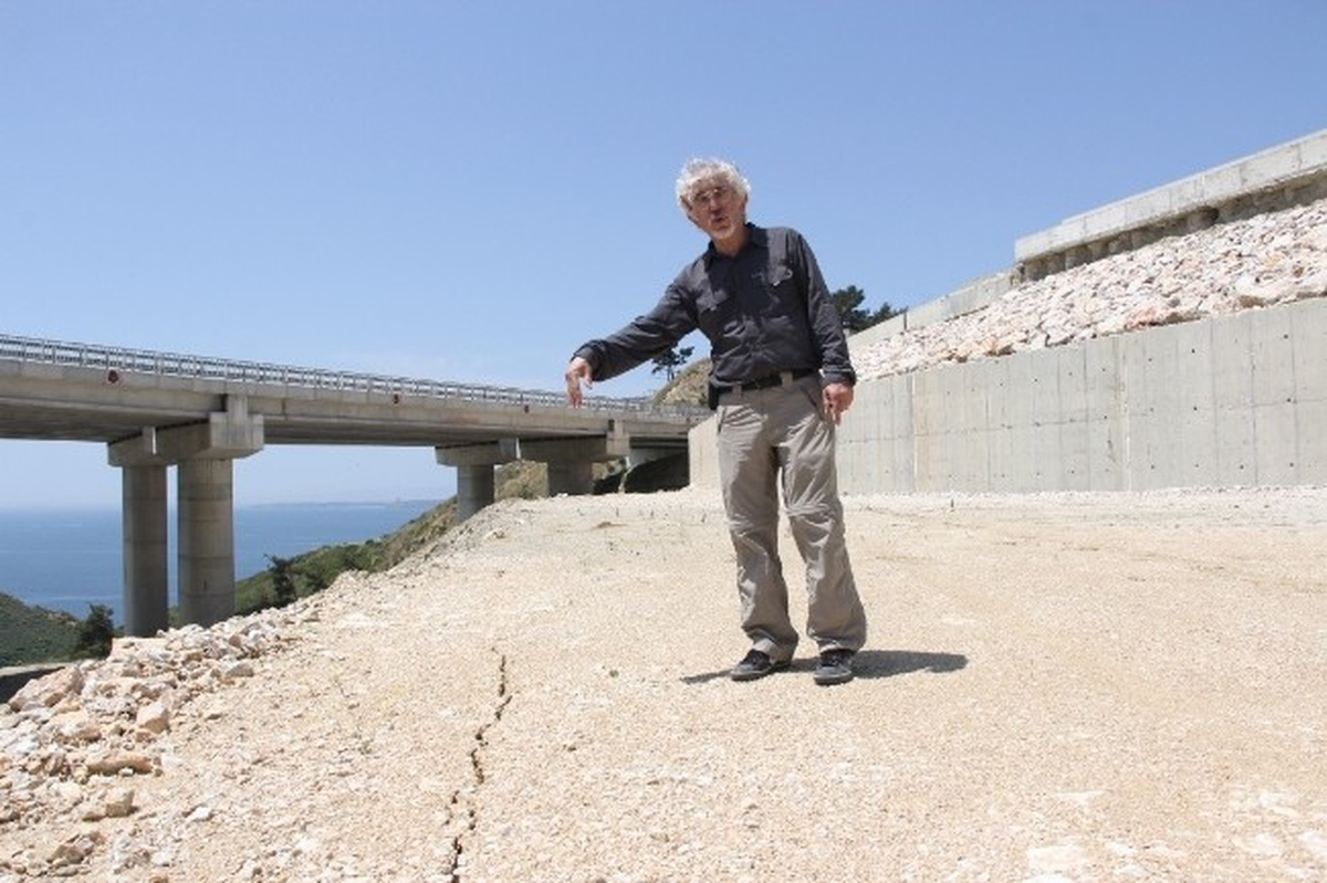 Çanakkale İzmir Kara Yolu Yamacında Korkutan Heyelan