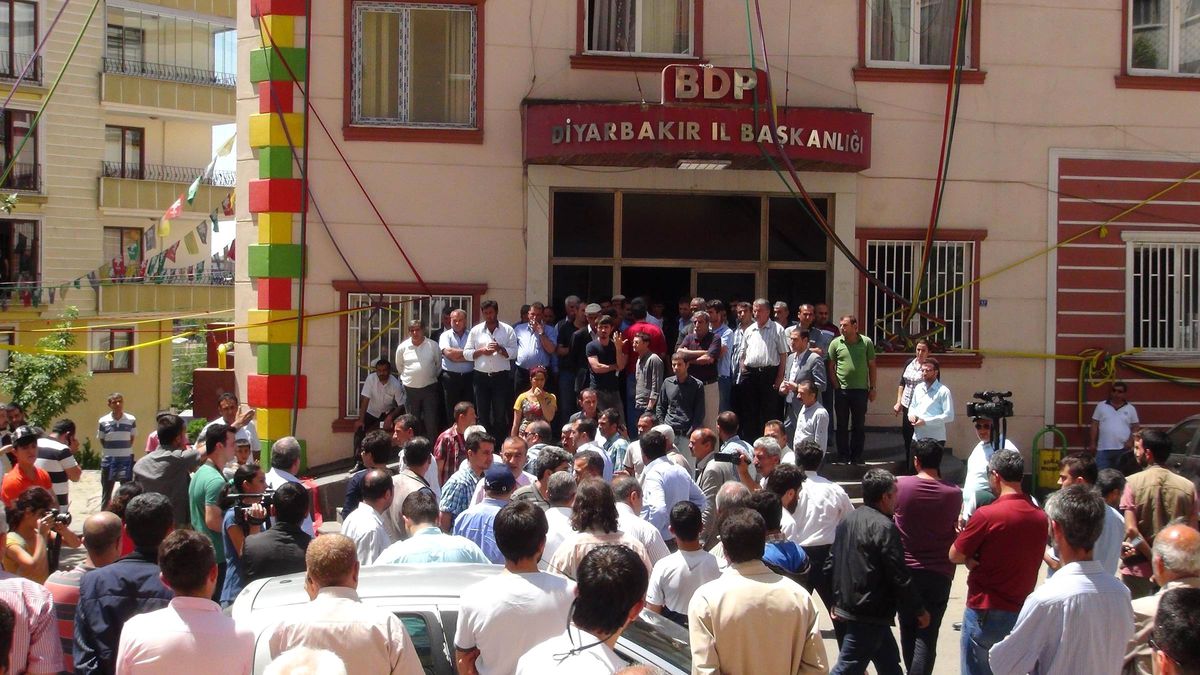 Çocukları Dağa Çıkan Aileler, BDP İl Binasını Bastı