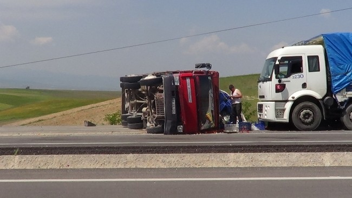 Devrilen Kamyondaki 8 Ton Meyve-Sebze Yola Saçıldı