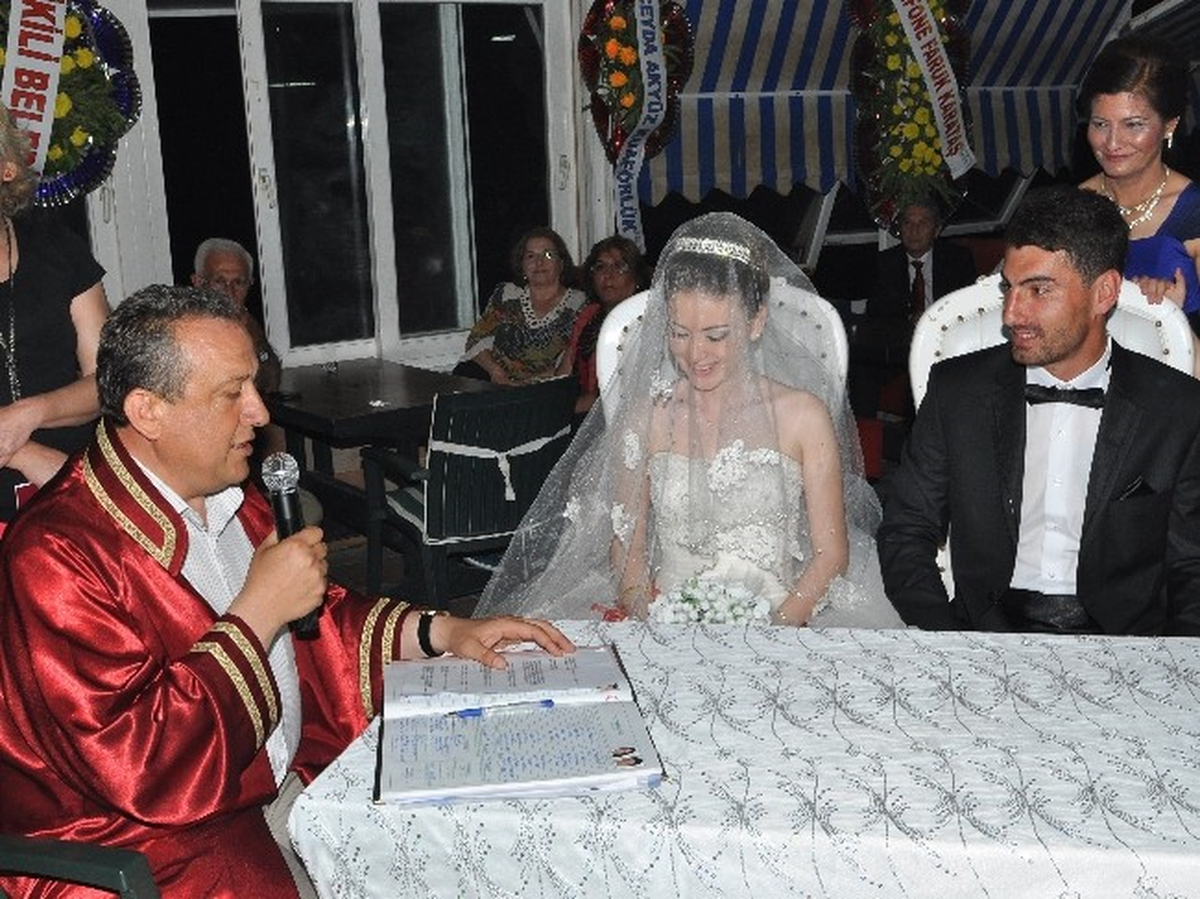 Dikili\'nin Başkanı İlk Nikahını Kıydı