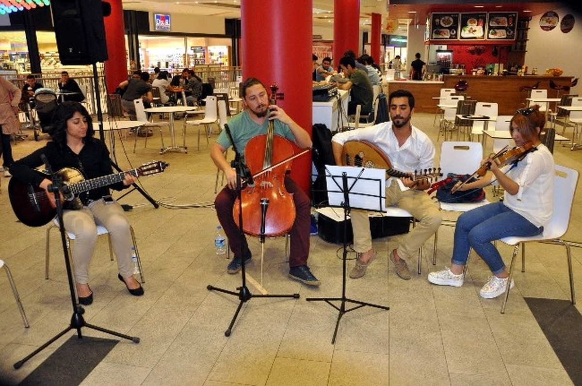 Forum Gaziantep\'ten Ziyaretçilerine Canlı Müzik Keyfi
