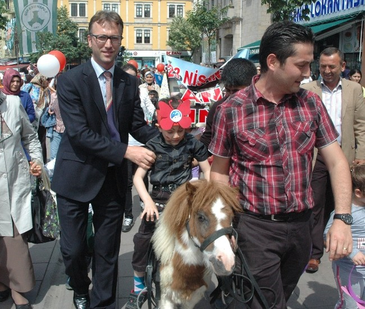 Giresun\'da Okul Öncesi Eğitim Şenliği\'nde Atlı Yürüyüş