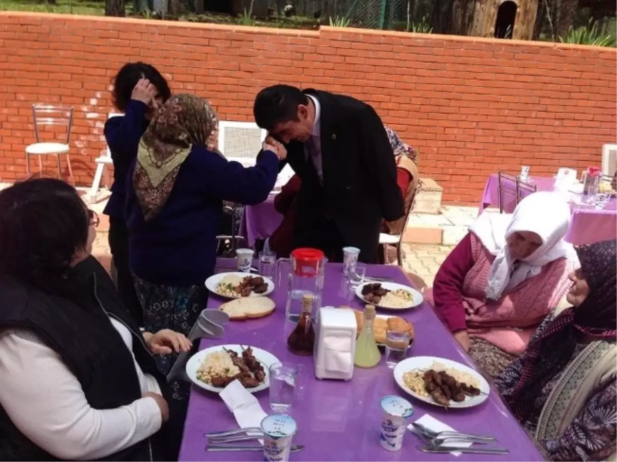 Huzurevi Sakinleri Belediye Başkanını Bağrına Bastı