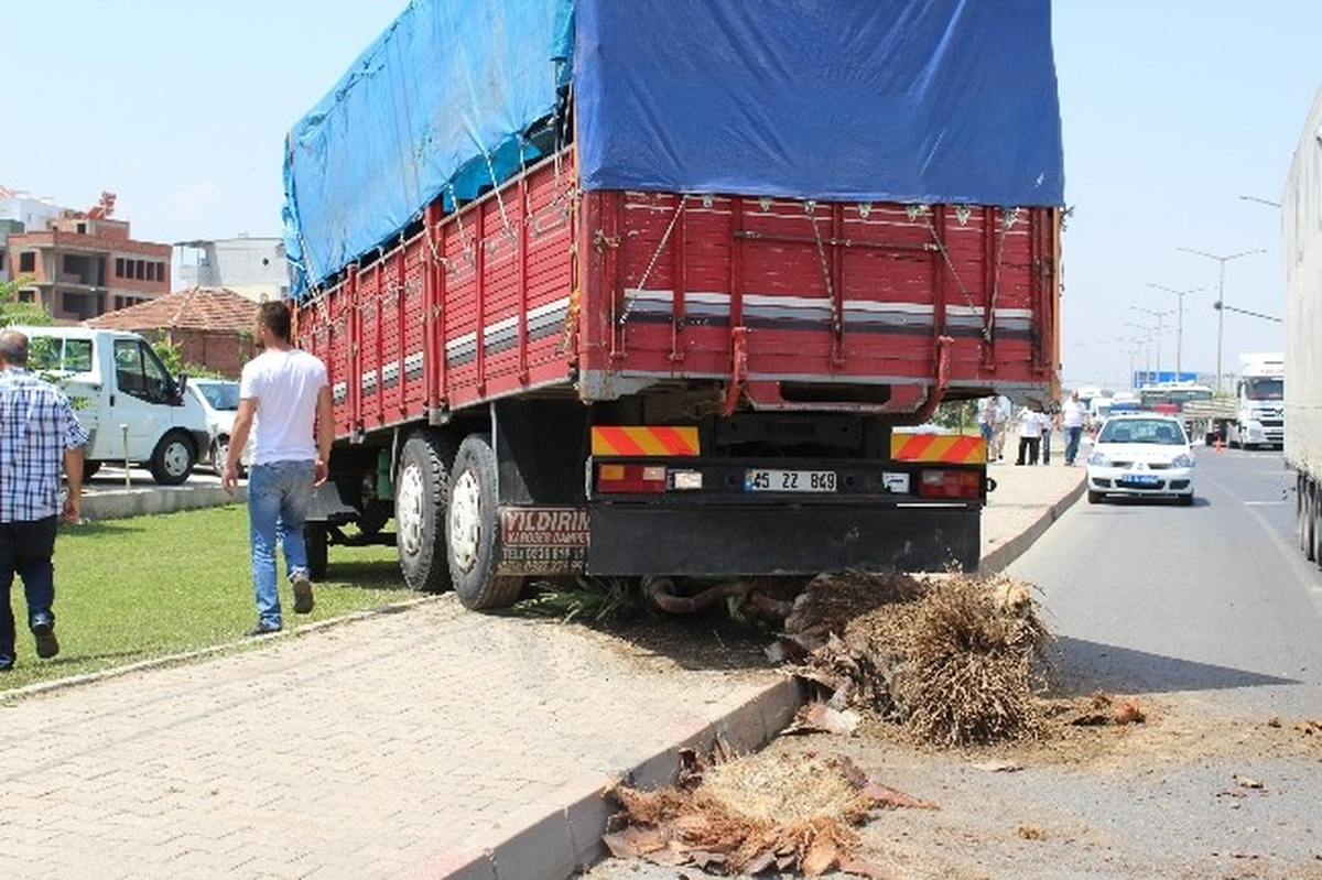 Kırmızı Işık İhlali Yapan Kamyon Bir Aracı Biçti