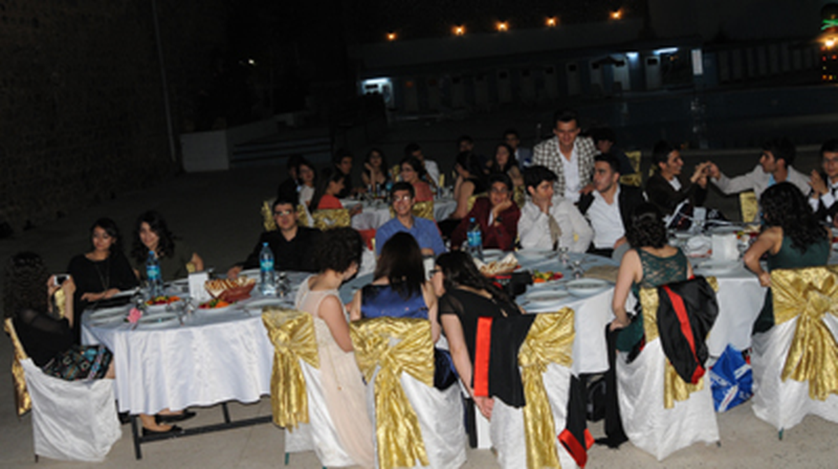 Lise Öğrencilerinin Mezuniyet Coşkusu