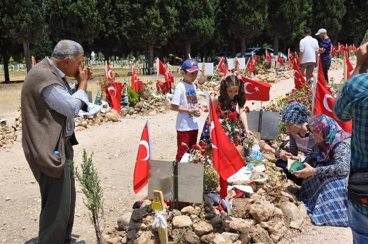 Madenci Babasının Mezarına Süt Dişini Bıraktı