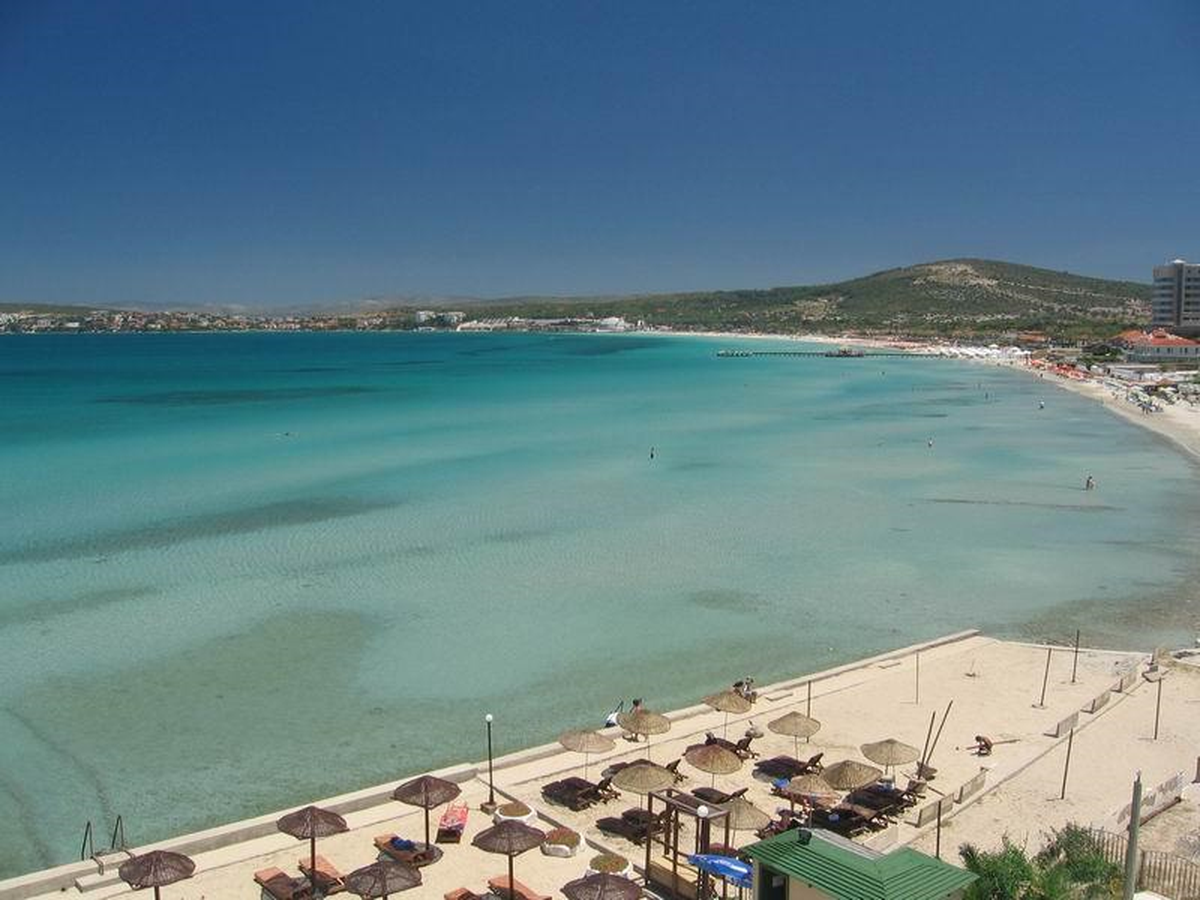 Bodrum\'da Mavi Bayraklı Koyda Deniz Temizliği
