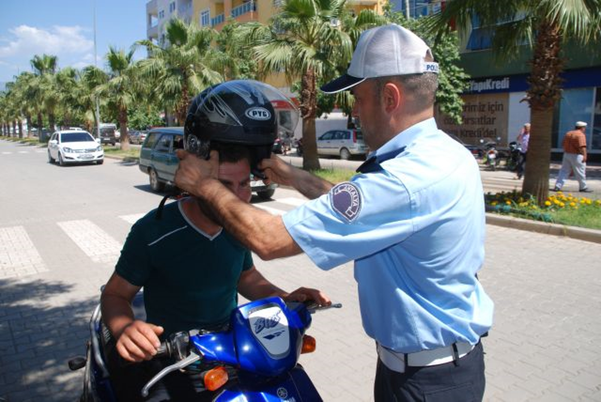 Manavgat\'ta Polis, Ceza Yerine Kask Dağıttı