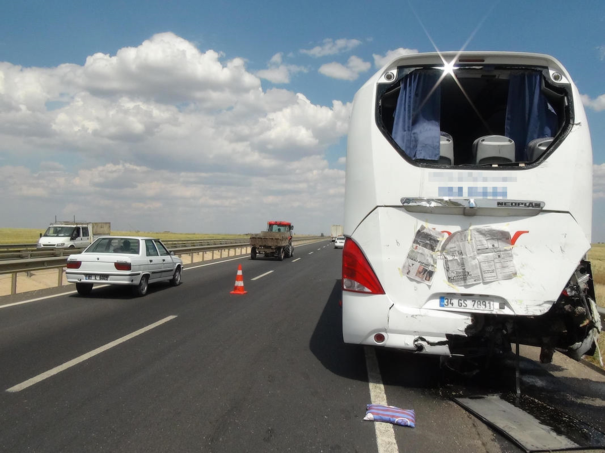 Şanlıurfa\'da Kamyon Otobüse Çarptı: 6 Yaralı