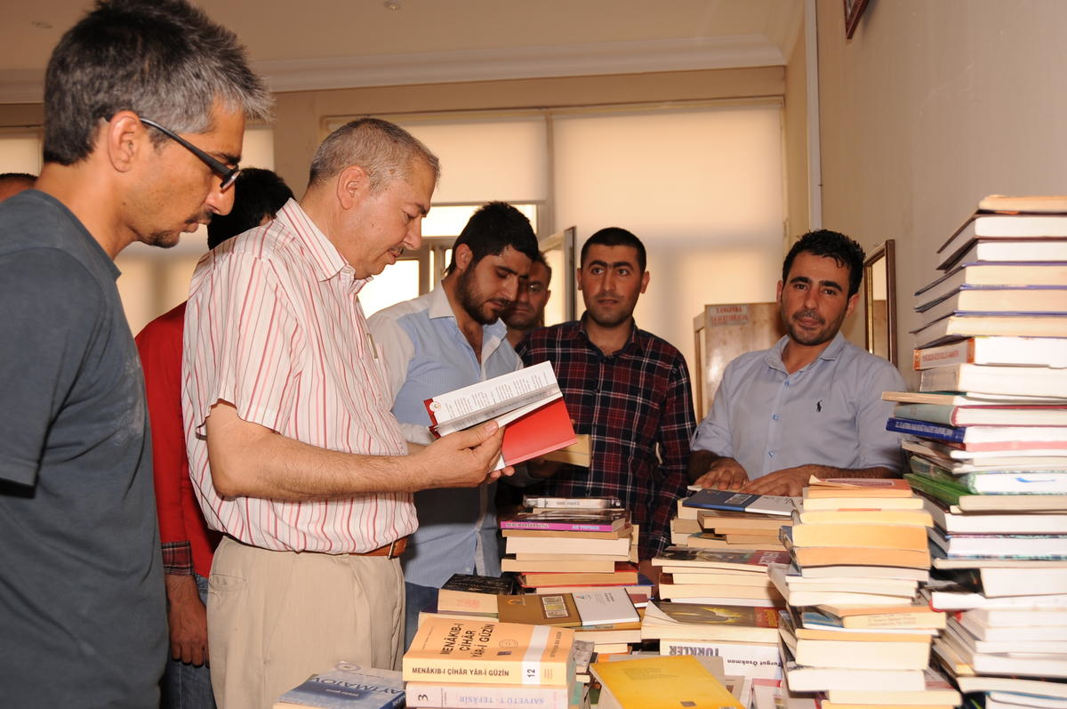 Şanlıurfalı Gençlerden Okula Kitap Bağışı