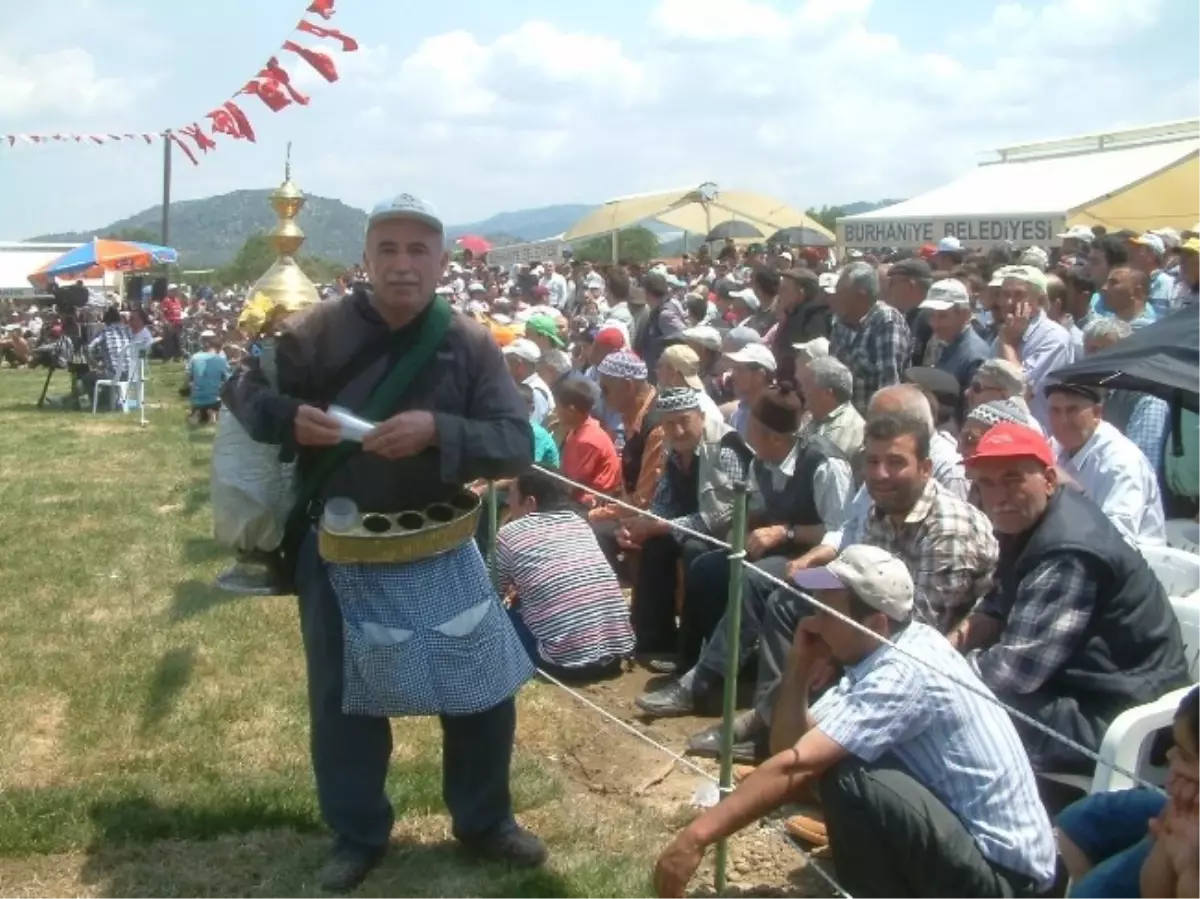 Sırtındaki Güğümle Limonata Satıyor