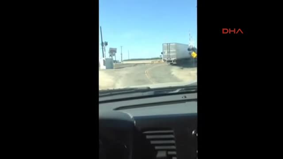 Son Hızla Gelen Tren Tırı Böyle Biçti