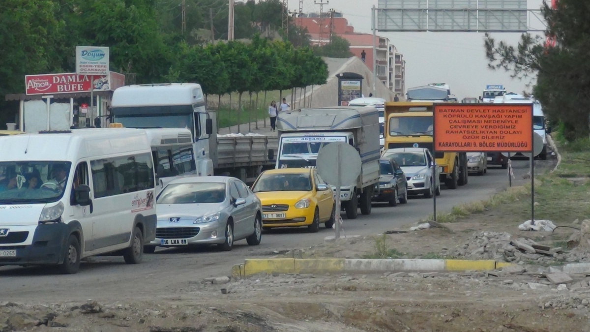 Tek Vardiyalı Köprülü Kavşak Çalışması Trafiği Alt Üst Etti