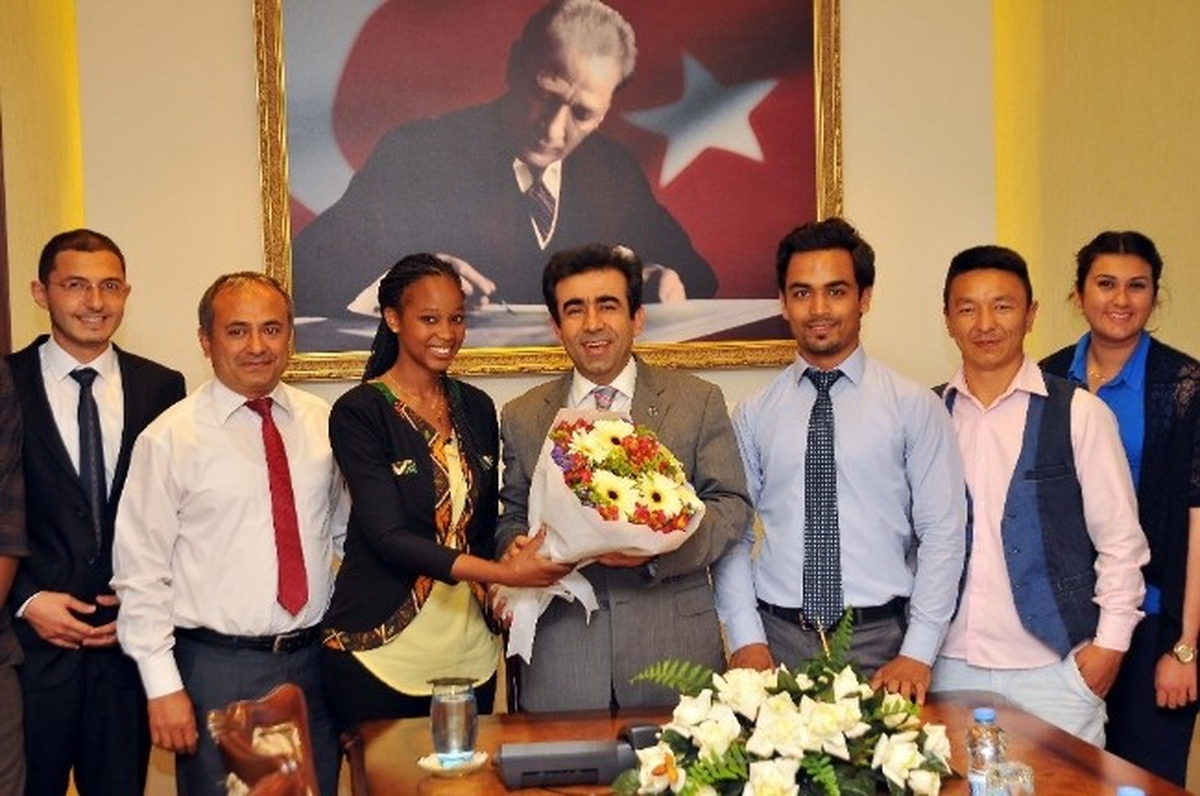 Vali Güzeloğlu Yabancı Öğrencilerle Buluştu