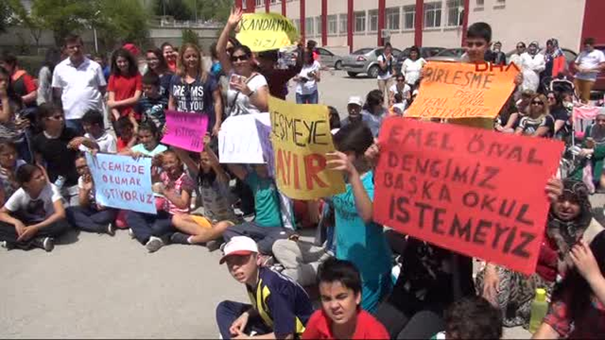 1ankara'da Öğrenciler ve Velileri Okullarının Kapatılmaması İçin Eylem Yaptı