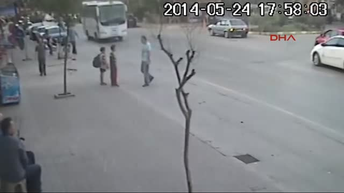 2\'si Öğrenci 4 Kişinin Ölümden Döndükleri Kaza Güvenlik Kameralarına Böyle Yansıdı