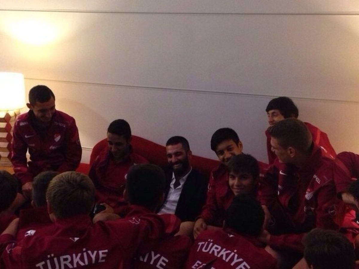 Arda Turan\'dan U16 Milli Takımı\'na Ziyaret