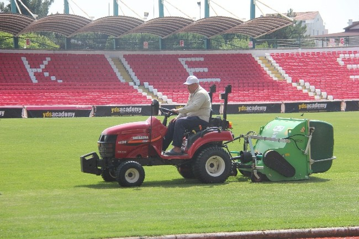 Balıkesirspor\'da Çimlere Süper Lig Bakımı