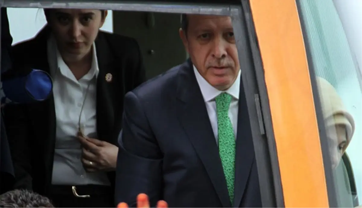 Başbakan Pankartı Görünce Otobüsü Durdurdu