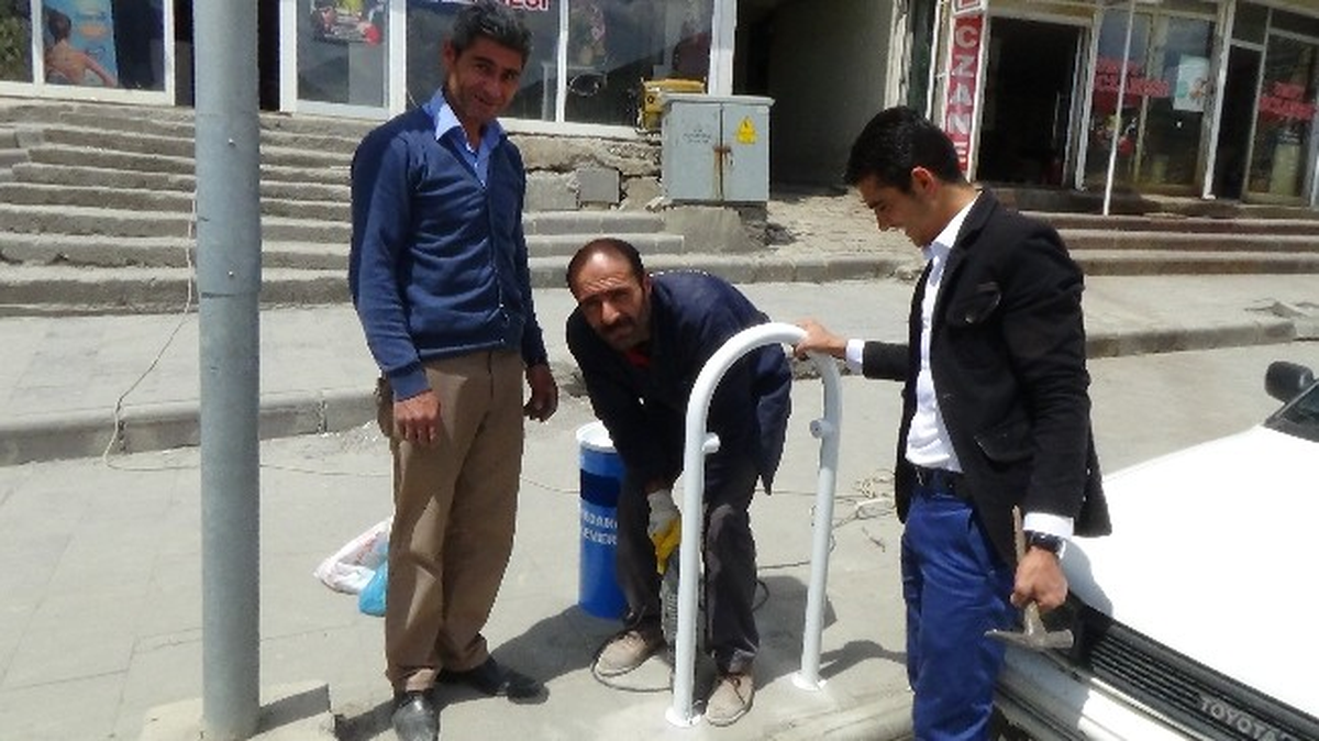 Belediye\'den Çift Dilli Çöp Kutusu Çalışması
