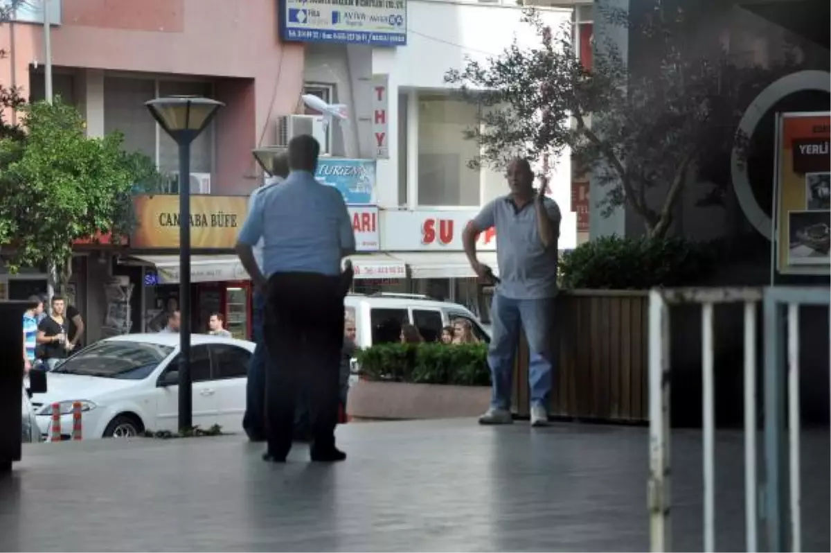 Belediye Önünde Tabancayla İntihar Girişimi