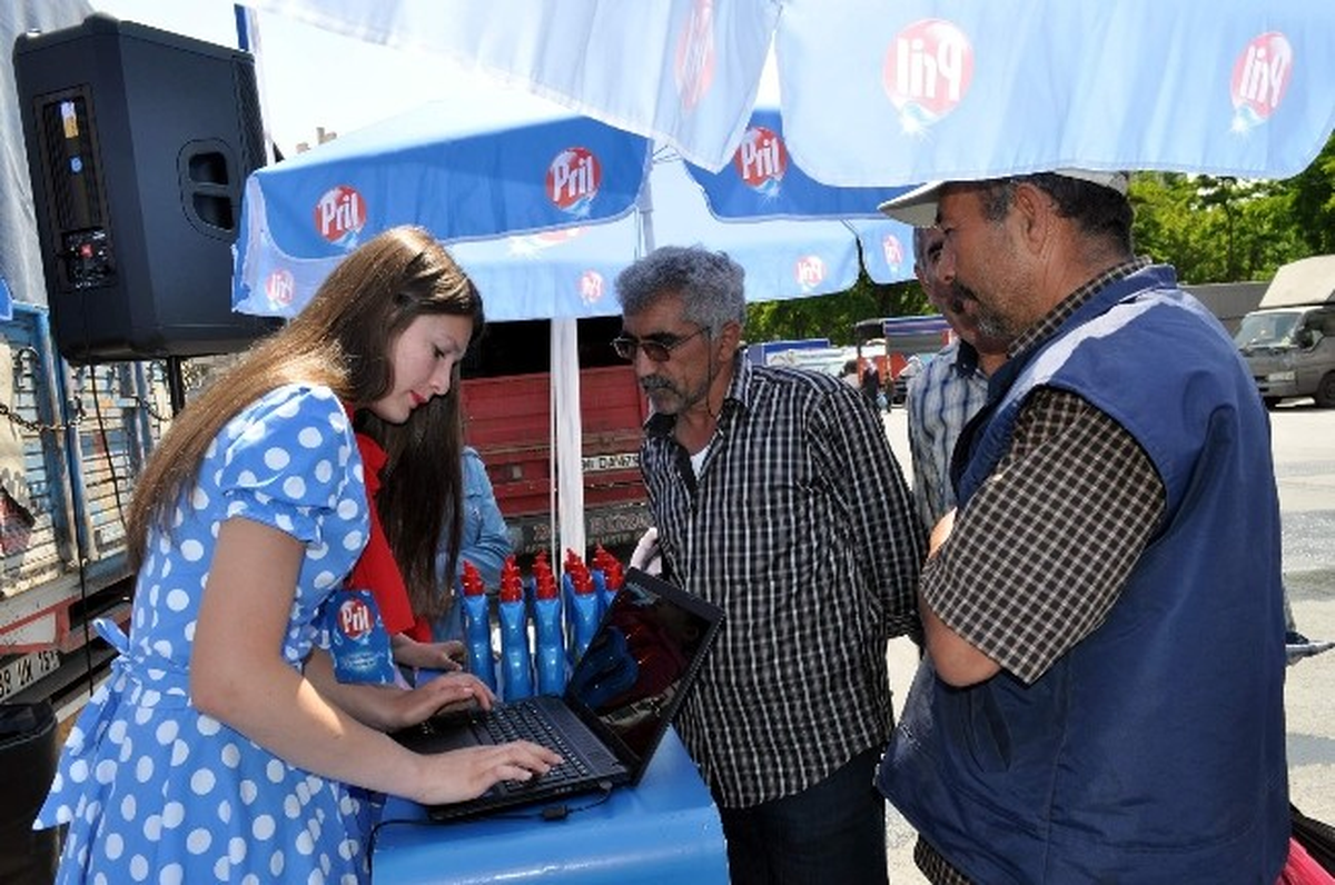 Deterjan Tanıtımına Erkekler Daha Çok İlgi Gösterdi