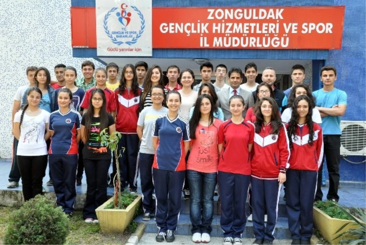 Erdemir Anadolu Lisesi Halk Oyunları Ekibinden, Akdeniz\'e Ziyaret
