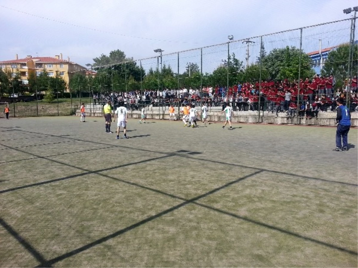 Halı Saha Futbol Turnuvasını Teknik ve Endüstri Meslek Lisesi Kazandı