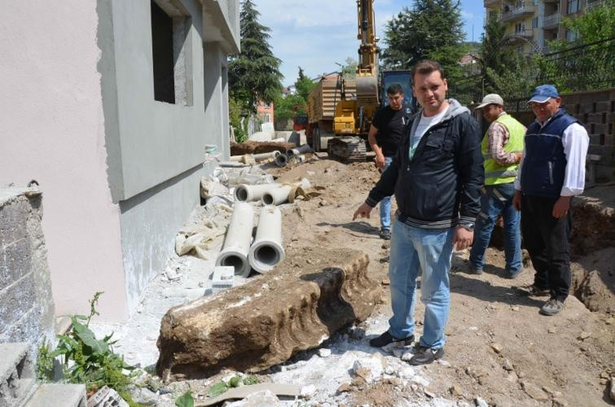 Kanalizasyon Kazısında Bin 500 Yıllık Arşitrav Bulundu
