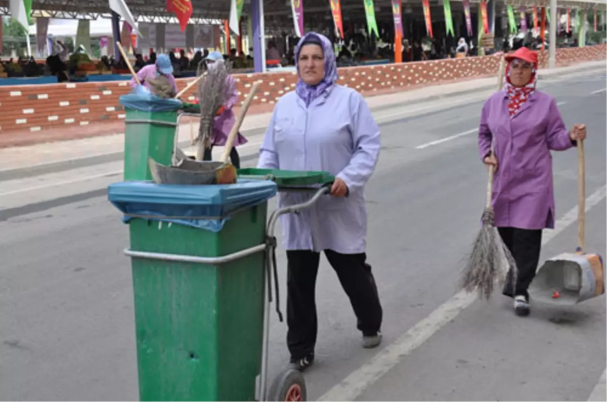 Karayolları Temizliğine Kadın Eli Değdi