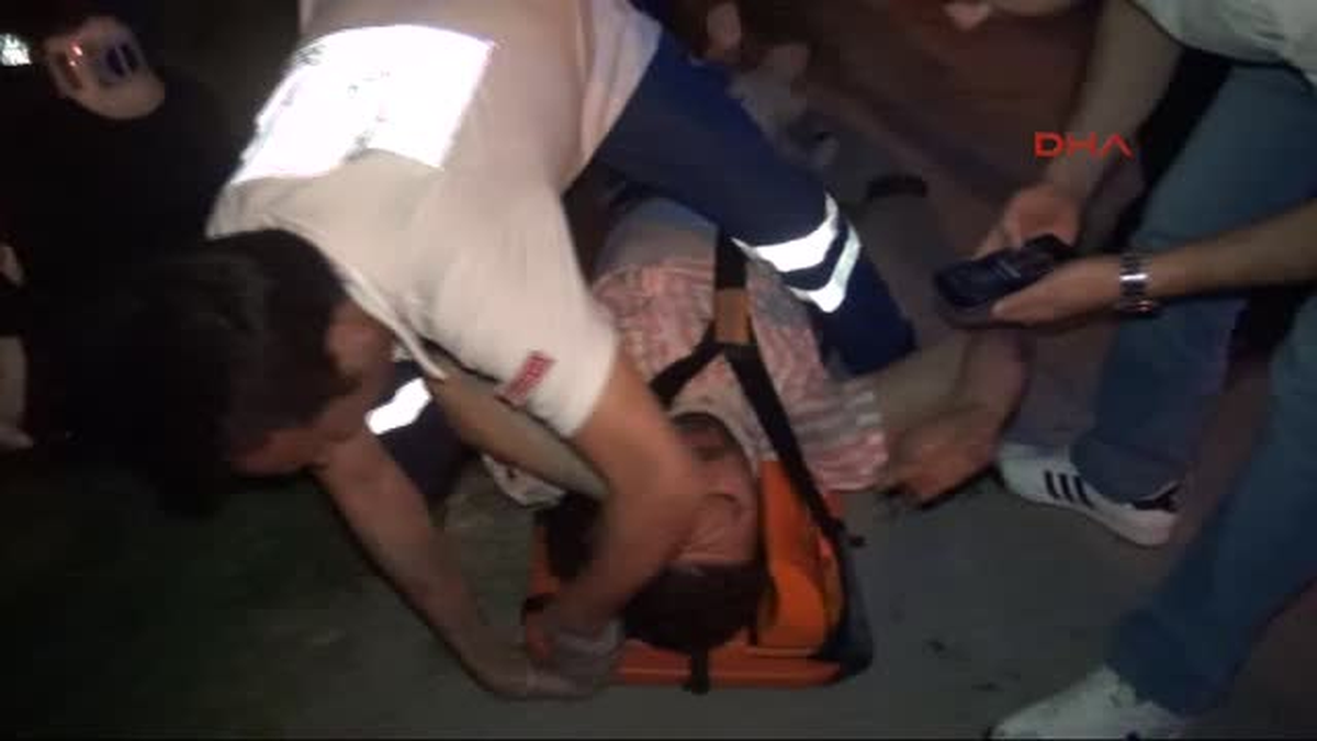 Karşı Şeride Geçen Otomobil Minibüse Çarptı17 Yaralı