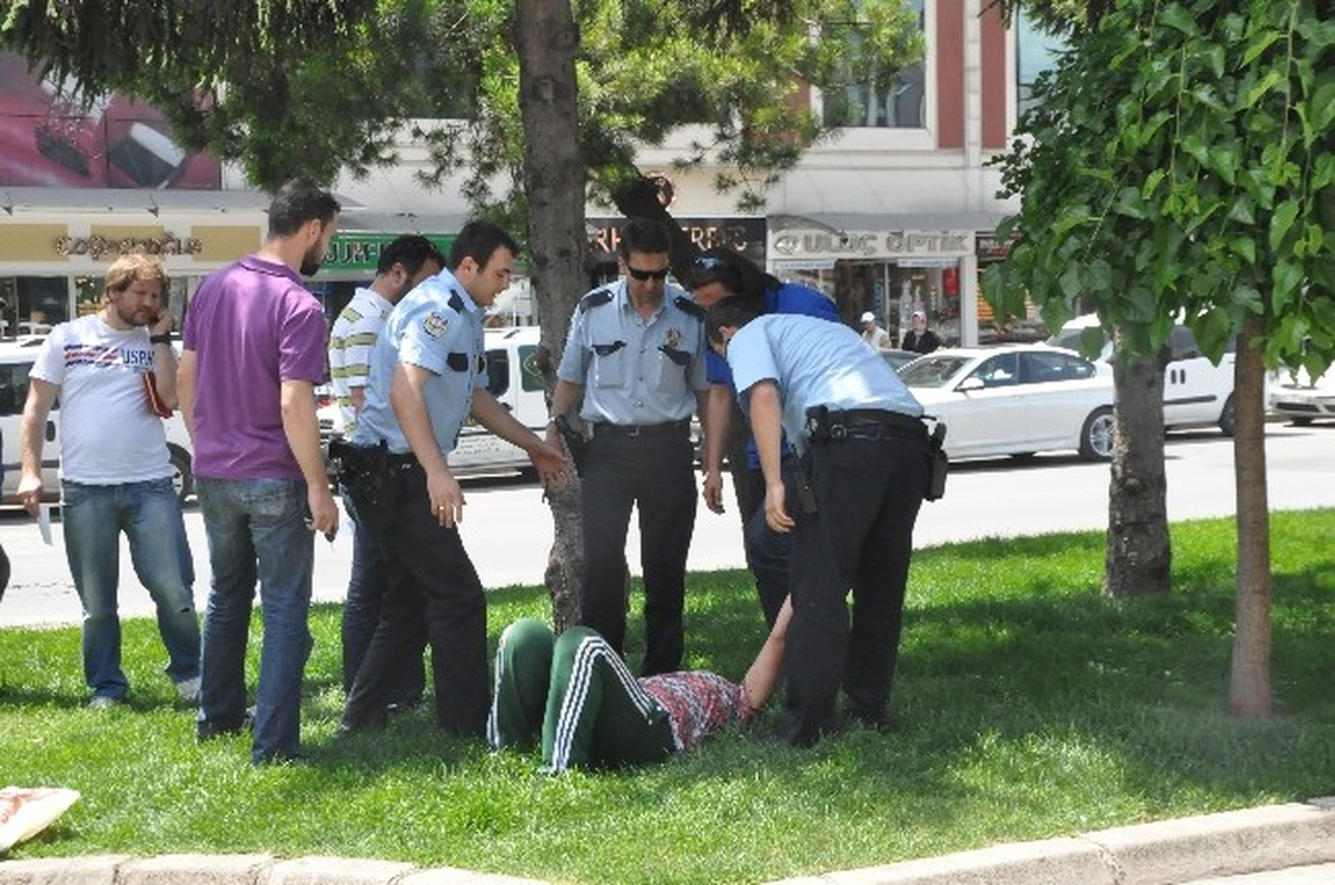 Kendine Zarar Veren Kadını Polis Sakinleştirdi