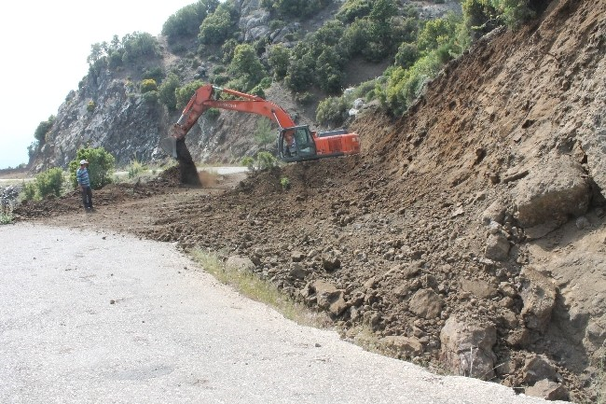 Kumluca\'da Yayla Yollarında Genişletme ve Bakım Çalışması