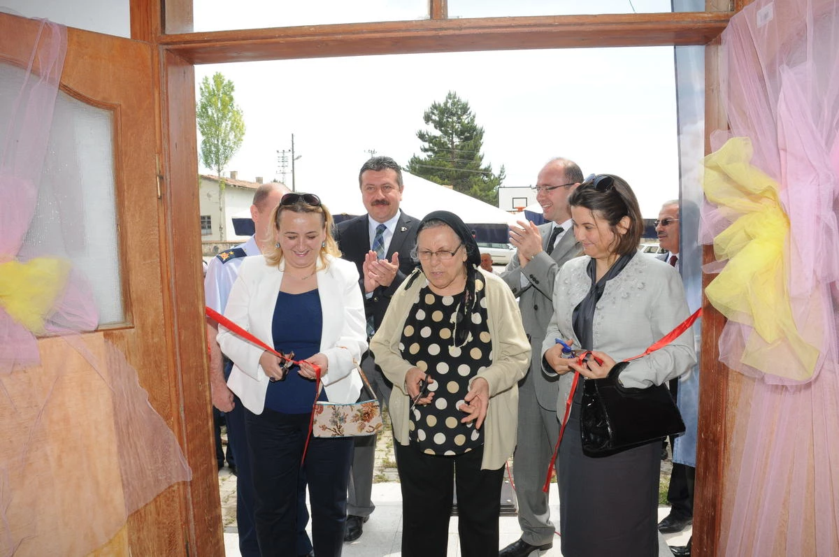 Merzifon Halk Eğitim Merkezi\'nin Yıl Sonu Sergisi Açıldı