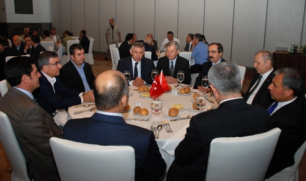 Sanayici ve İş Adamlarından Vali Coş\'a Veda Yemeği
