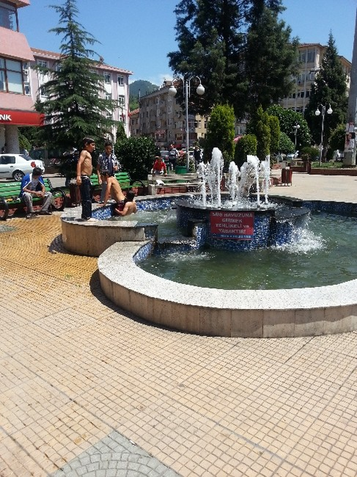 Sıcaktan Bunalan Çocuklar Süs Havuzunda Serinliyorlar