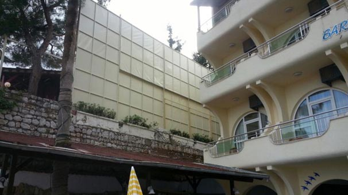 \'Tesettür Duvarı\' İki Oteli Birbirine Düşürdü