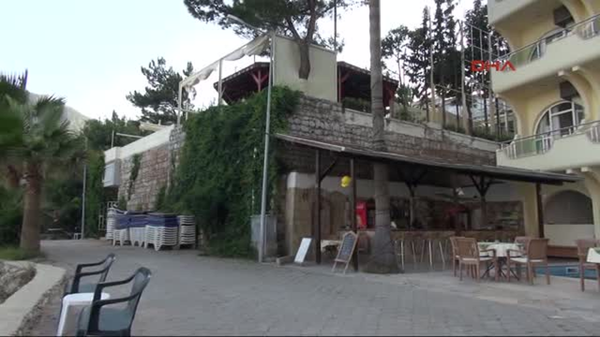 Tesettür Duvarı İki Oteli Birbirine Düşürdü