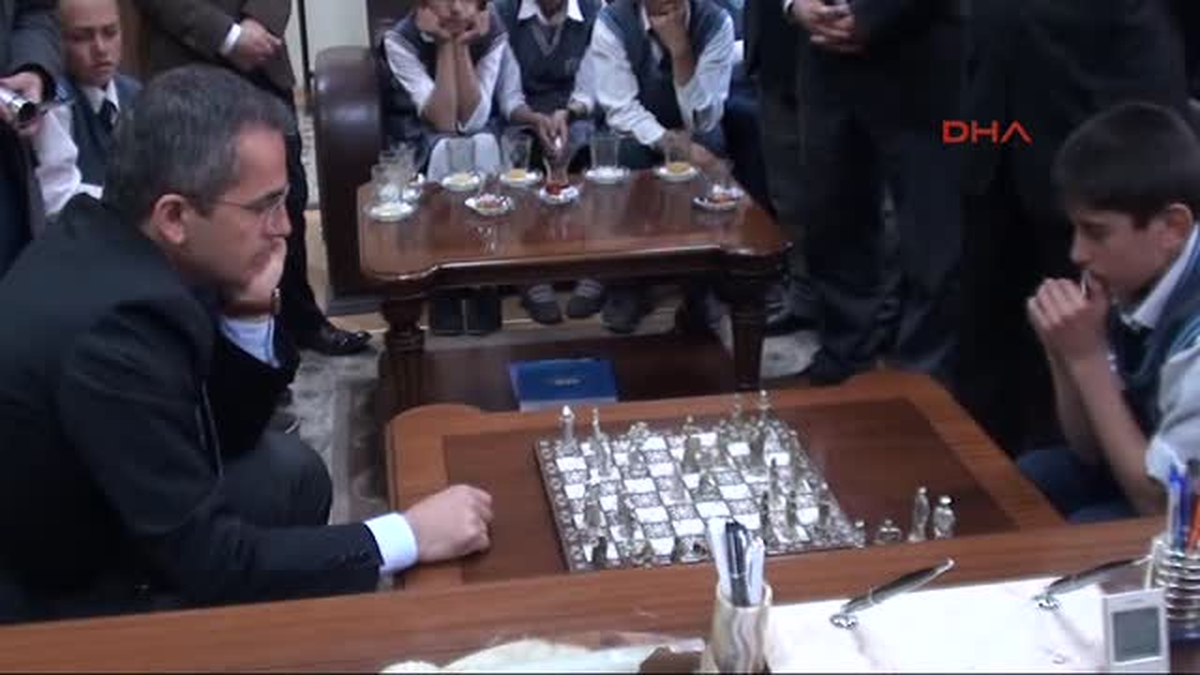 Vali Vekili, Satranç Şampiyonu Öğrenciyi Yendi