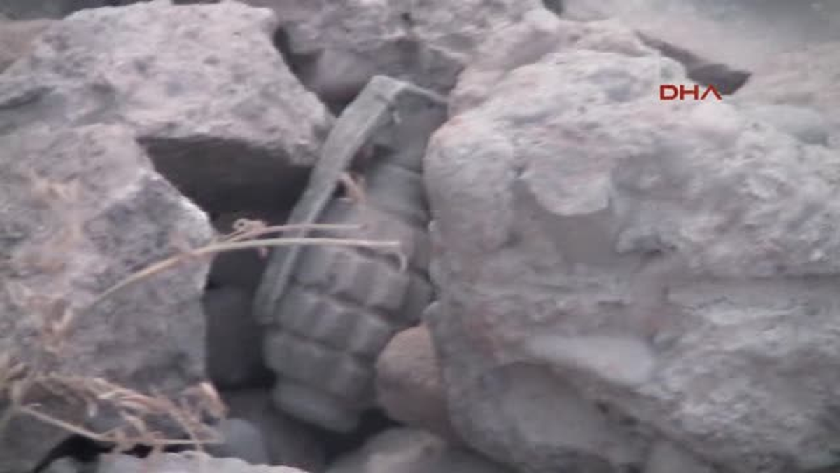 Yıkılan Binada El Bombası Bulundu