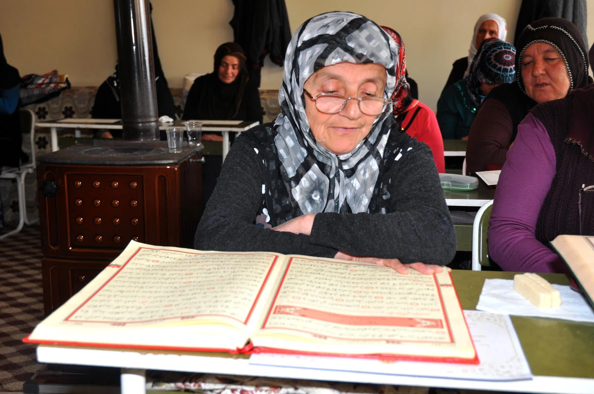 80 Yaşında Kur\'an-ı Kerim Okumayı Öğrendi
