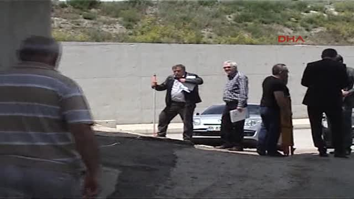 Arazi Benim\' Diyerek Yolu Trafiğe Kapattı